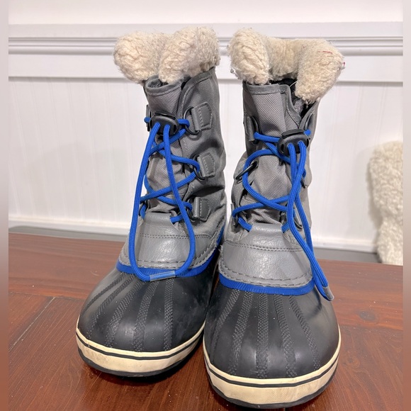 Sorel Kids size 6 Gray and Black Snow Boots with Blue Accents - Picture 4 of 6